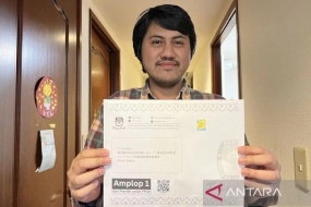 L&#039;un des citoyens indonésiens électeurs au Japon, Aisar, montre une enveloppe contenant un bulletin de vote qui a été marqué et renvoyé au PPLN Tokyo, dimanche (21/1/2024). ANTARA/Juwita Trisna Rahayu/pri.