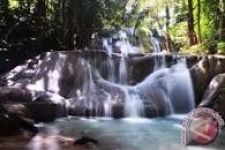 La beauté de la cascade Oenesu à Kupang, la province de Nusa Tenggara Est