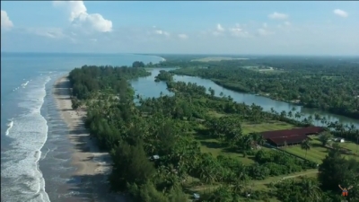 Une plage de Pasir Jambak à Sumatera occidental