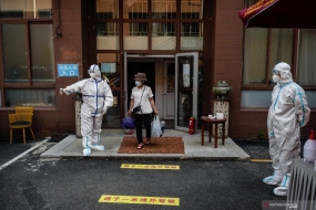 Une femme qui a achevé la période de quarantaine quitte un lieu de quarantaine spécial à Pékin, la capitale de la Chine, mardi (7/7/2020)