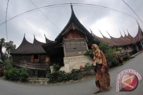 Le président lance la revitalisation des milliers de maisons de Gadang à Sumatra Ouest
