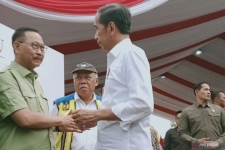 Le président Joko Widodo (Jokowi) avec le chef de l&#039;OIKN Bambang Susantono et le ministre du PUPR Basuki Hadimuljono lors de l&#039;inspection du développement de la ville de Nusantara dans le district de Sepaku, régence de Penajam Paser Nord, province du Kalimantan oriental (ANTARA/Nyaman Bagus Purwaniawan)