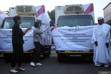 La ministre des Finances Sri Mulyani Indrawati (deuxième à gauche) avec la ministre des Affaires étrangères Retno Marsudi (à gauche) et l&#039;ambassadeur nigérian en Indonésie Usman Ari Ogar (à droite) saluent les automobilistes transportant des vaccins lors de la cérémonie de lancement de la subvention du gouvernement indonésien au gouvernement nigérian à le bureau des douanes de l&#039;aéroport Soekarno Hatta, Tangerang, Banten, dimanche (28/5/2023).  Antara PHOTOS/Muhammad Iqbal/nz/pri.