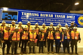 Le directeur général de PT Freeport Indonesia, Tony Wenas, et la ministre de l&#039;entreprise appartenant à l&#039;Etat, Rini Soemarno (ci-dessous), dans la mine souterraine de Grasberg, Mimika, dimanche (28/7).