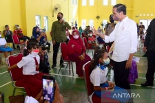 Le président indonésien observe la vaccination des personnes âgées et des enfants à la régence de Bintan