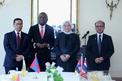 La ministre de la Main-d&#039;œuvre, Ida Fauziyah (deuxième à droite) lors du petit-déjeuner de travail des ministres du travail de l&#039;ASEAN 2023 à Genève, Suisse, mardi (13/6/2023). ANTARA/HO-Ministère de la Main-d&#039;œuvre/pri.