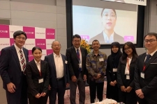 Attaché à l&#039;éducation et à la culture de l&#039;ambassade d&#039;Indonésie à Tokyo Yusli Wardiatno avec des boursiers AEON et des représentants AEON prenant une photo de groupe.  (ANTARA/HO-Atdikbud de l&#039;Ambassade d&#039;Indonésie à Tokyo)