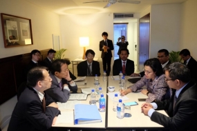Sri Mulyani a tenu une réunion bilatérale avec le ministre japonais des Finances