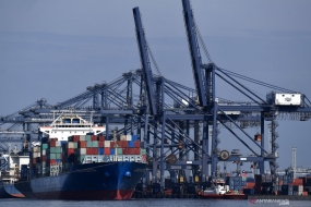 illustration - L&#039;atmosphère du chargement et du déchargement des conteneurs au port de Tanjung Priok, Jakarta, mercredi (1/15/2020)