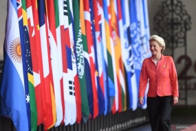 Photo d&#039;archive - La présidente de la Commission européenne, Ursula von der Leyen, arrive sur le lieu du sommet du G20 à Nusa Dua, Bali, mardi (15/11/2022). ANTARA FOTO/Media Center G20 Indonésie/Akbar Nugroho Gumay/nym. (PHOTOS ANTARA/Akbar Nugroho Gumay)