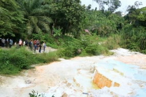 Le cratère blanc de Tinggi Raja à Sumatera Nord