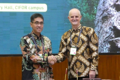 Le directeur général du CIFOR, Robert Nasi, et le directeur de l&#039;Agence pour la recherche, le développement et l&#039;innovation du ministère de l&#039;Environnement et des Forêts, Agus Justianto, a signé un mémorandum d&#039;accord sur la gestion durable des forêts sur le campus du CIFOR, à Bogor