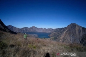 Un touriste regarde le lac Segara Anak sur le mont Rinjani, l&#039;île de Lombok, Nusa Tenggara Occidental. (ANTARA/Riza Fahriza)