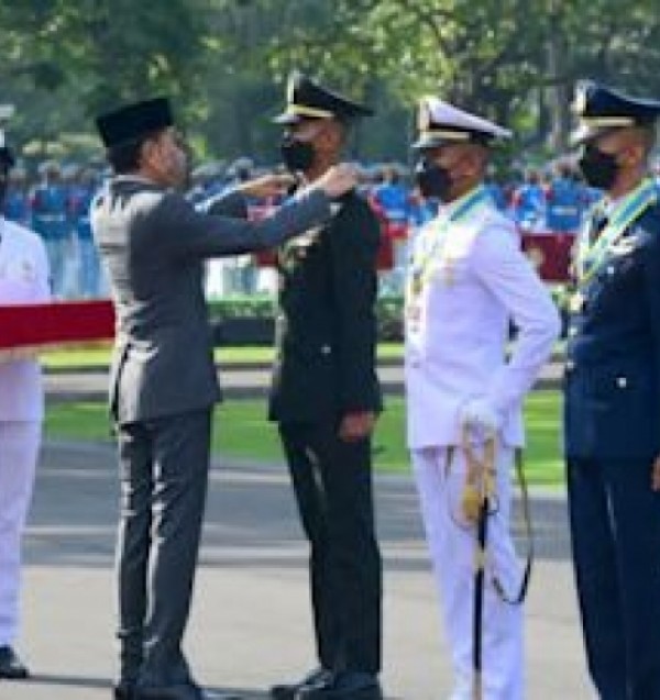 Präsident  Joko Widodo ernannt 906 jugendliche TNI/Polri-Offiziere im Merdeka Palast
