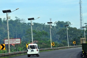 Die energiesparenden Solarleuchten  werden  16 Dörfer  in Bengkulu beleuchten
