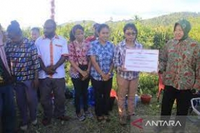 Indonesiens  Sozialministerium arbeitet mit Kirchenklassikern beim Bau von Sozialscheunen in Papua zusammen