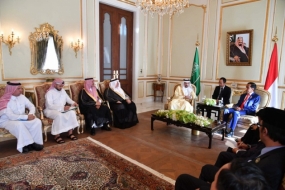 Presiden bertemu dengan Menteri ESDM Arab Saudi di Royal Guest House, Riyadh, Minggu (14/4).