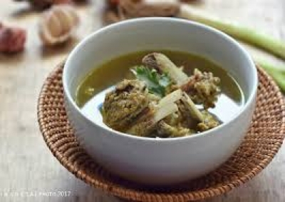 Die Bebalung Suppe, ein Gericht aus Lombok