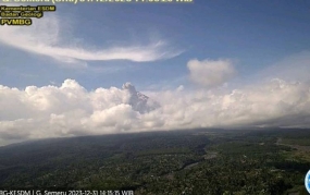 ​Der Berg Semeru brach zweimal aus, begleitet von heißen Wolken