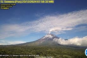 Der Vulkan Semeru brach am Montagmorgen fünfmal aus, die Eruptionshöhe erreichte 1 km