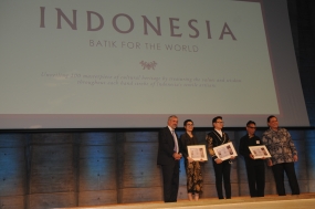 Indonesien stellt seine Batik in der Eiffel-Stadt aus.