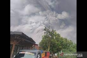 Der Vulkan Semeru spuckt heiße Wolken