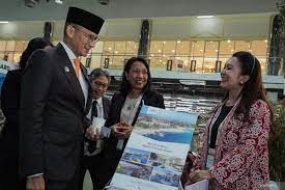 Sandiaga Salahuddin Uno, Minister für Tourismus und Kreativwirtschaft, besuchte am Freitag (26.01.2024) den Stand von Wonderful Indonesia auf der TRAVEX in Laos. ANTARA/HO-Kemenparekraf