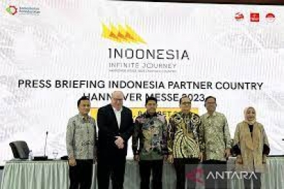 Als Partnerland von Hannover-Messe  2023 wird Indonesien von Flugzeugen zu Bahnhoefen  werben