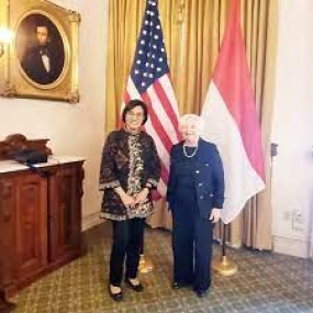 Die indonesische Finanzministerin  und  die amerikanische Finanzministerin erörtern die Entwicklung globaler Fragen