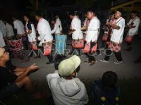 Dengo-Dengo, eine Tradition zum Aufwecken für  Suhoor im Bezirk Morowali, Zentral Sulawesi
