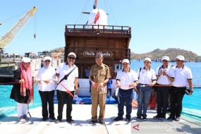 Start des Schiffes Pelita Arunika Pinisi von PT Pelni (Persero) in Labuan Bajo, Ost-Nusa Tenggara, Dienstag (23.7.).