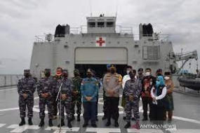 Die indonesische Marine setzt  das  Kriegsschiff KRI Semarang-594 ein, um den Sauerstoffbedarf in Riau  zu decken