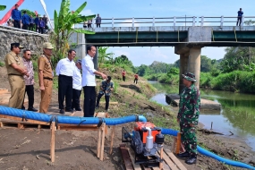 Präsident Joko Widodo konzentriert sich auf das Pumpenprogramm angesichts der Nahrungsmitteldürre .