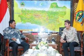 Der amtierende Gouverneur von Zentral-Java, Nana Sudjana (links), unterhält sich am Mittwoch (24.01.2024) in Semarang mit dem stellvertretenden Botschafter Singapurs in Indonesien, Jeremy Sor. ANTARA/HO-Zentral-Java-Provinzregierung.