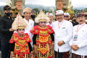 Präsident Joko Widodo weihte Ausbau der hinduistischen Tempelanlage Pura Agung Besakih  auf Bali ein.