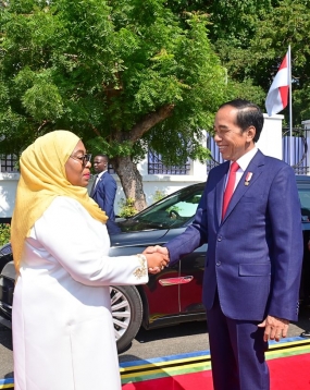 Präsident Joko Widodo empfing den Besuch der Präsidentin von Tansania im Bogor-Palast.