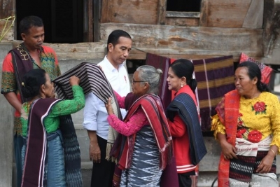 Präsident Joko Widodo (Mitte) mit First Lady Iriana Joko Widodo (zweiter von rechts) in Ulos-Kleidung beim Besuch des Ulos-Webereigebiets bei der Überprüfung des Ulos-Gewerbegebiets auf der Insel Samosir, Tobasee, Nordsumatra, durch den Präsidenten. Dienstag 30-7-2019.