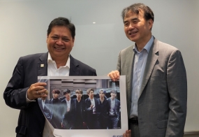 Die Industrieministerin Airlangga Hartarto empfing bei einem Treffen in Seoul am 25. Juni 2019 Erinnerungen vom Executive Vice President des Hyundai Motor Company (HMC) Parks Hong Jae.  