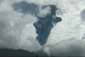 Beim Ausbruch des Vulkans  Marapi werden Steine und Sand durch die Luft geschleudert