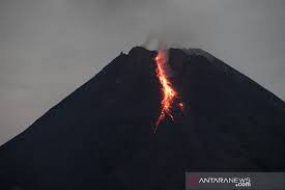 27 Mal schleudert der Krater des Vulkans Merapi weißglühende Lava bis zu 1,5 km südwestlich aus