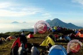 Die Teilnehmer  der  Motorrad-Rallye  “Tour de Merapi “  erkunden  touristische Dörfer und traditionelle Märkte