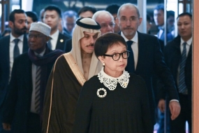 Retno Marsudi und OIC-Gesandte treffen  den chinesischen Außenminister , um die Gaza Krise  zu besprechen