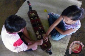 Ausstellung der traditionellen Spiele Indonesiens wird im Flughafen Soekarno Hatta veranstaltet.