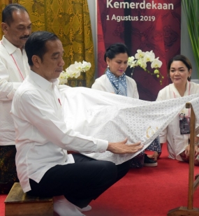 Präsident Jokowi in Begleitung von First Lady Iriana, die am Donnerstagmorgen (1/8) den 74. indonesischen Unabhängigkeitstag im MRT-Kreisverkehr des Hotels Indonesia in Jakarta begrüßt.