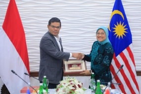 Indonesische Arbeitsministerin und malaysischer Innenminister erörtern den Schutz von indonesischen Gastarbeitern im Haushaltssektor