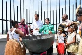 Präsident Joko Widodo  weihte das Zeitkapseldenkmal in Papua  ein