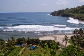 Der Kali Uluh Strand in Pacitan, Ostjava”