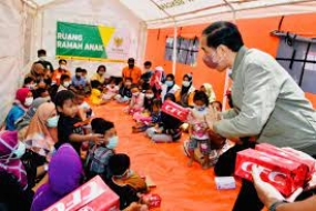 Präsident Joko Widodo stellt Hilfe für Flüchtlinge nach Eruption des Semeru sicher.