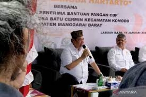 Der koordinierende Wirtschaftsminister Airlangga Hartarto (Mitte) führt am Montag (15.01.2024) Gespräche mit Bewohnern während einer Veranstaltung zur Verteilung von Reishilfsmitteln im Lagerhaus Bulog Batu Cermin, West Manggarai, Ost-Nusa Tenggara. ANTARA/Genta Tenri Mawangi.