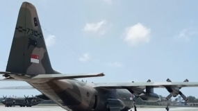 2 Flugzeuge Hercules aus Singapur sind in Balikpapan angekommen